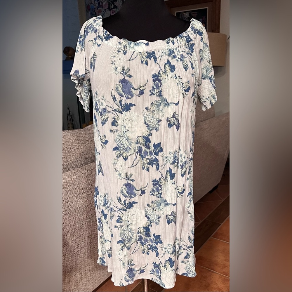 Off shoulder mini dress/long off shoulder blouse. Large 100% Rayon Floral blue
